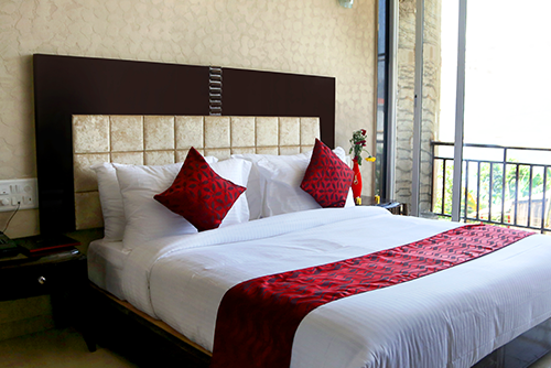 boutique-hotels-deluxe-room-with-balcony-in-panchgani
						